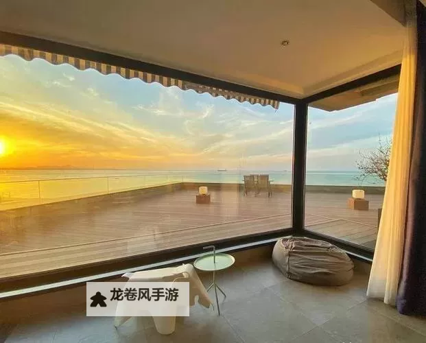 在落地玻璃窗前做视频：打造时尚时刻的完美背景图1