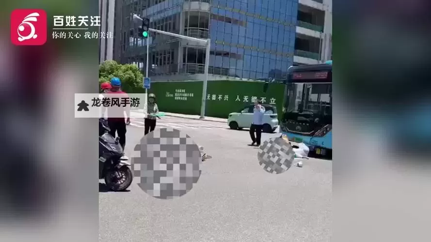 在公交车上被撞得一前一后：意外瞬间的惊心动魄图1