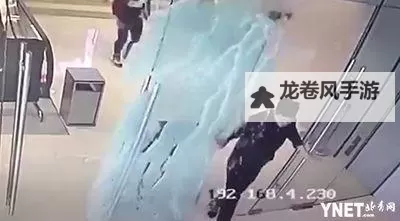 张警官9分10秒头撞玻璃:勇敢破门救人事迹感动全场图2