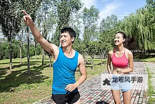 男女生携手同欢：男生和女生一起做运动的精彩瞬间图1