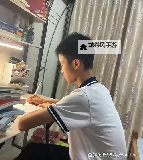 学生分享：坐在学长的根茎上写作业的视频精彩瞬间图1