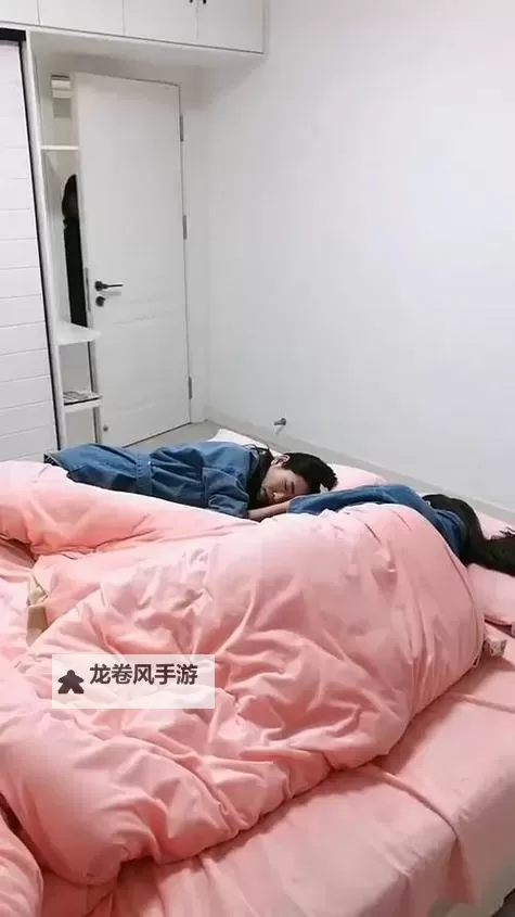 在床上打扑克全程不盖被子吗:舒适还是不健康的生活习惯?图1