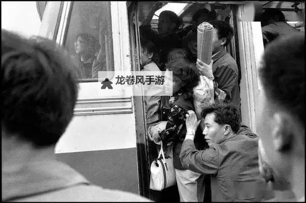 拥挤的公交车:城市生活的缩影图1