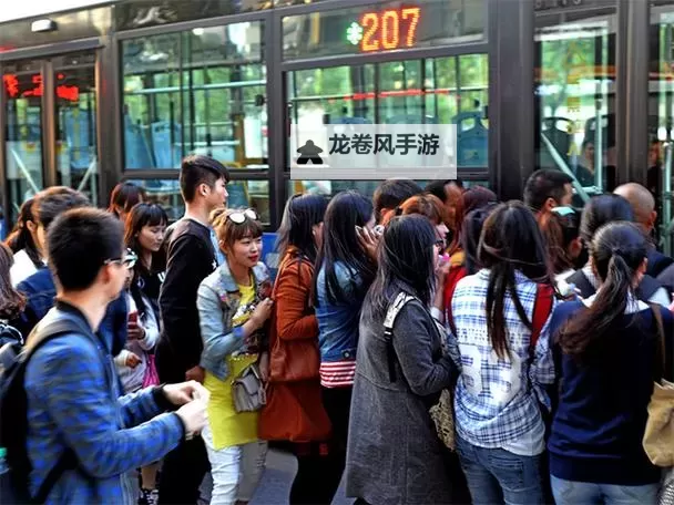 拥挤的公交车:城市生活的缩影图2