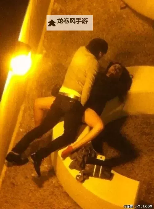 激情的热烈:母亲打扑克的温暖瞬间图1