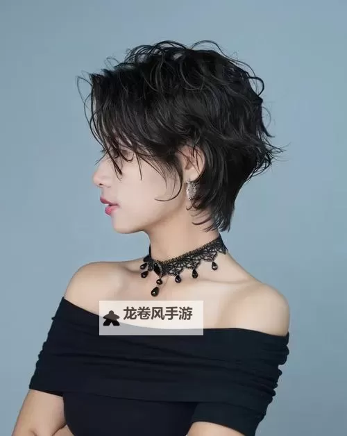 长脸剪什么发型好看?适合长脸的微卷发、层次短发推荐图2