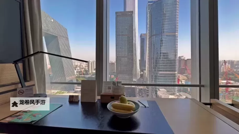 张律渝携吕总落地窗，演绎都市新风尚图1