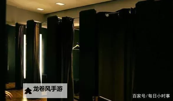 优衣库试衣间视频观看：一场关于舒适与风格的穿搭探索图1