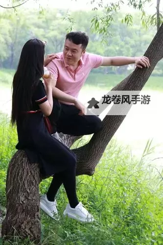 最美情侣中文观看完整版高清:镜头语言与情感张力的深度解读图1